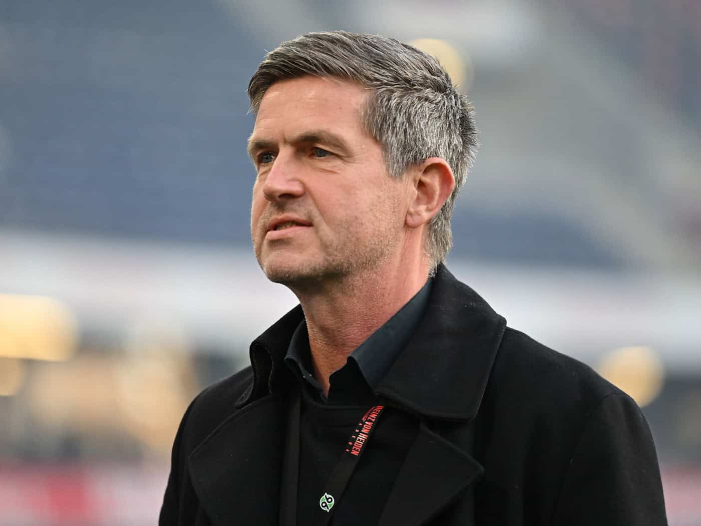 Ist von Schmadtkes Aus bei den 96ern überrascht: Sportdirektor Ralf Becker. (Archivbild) / Foto: Swen Pförtner/dpa