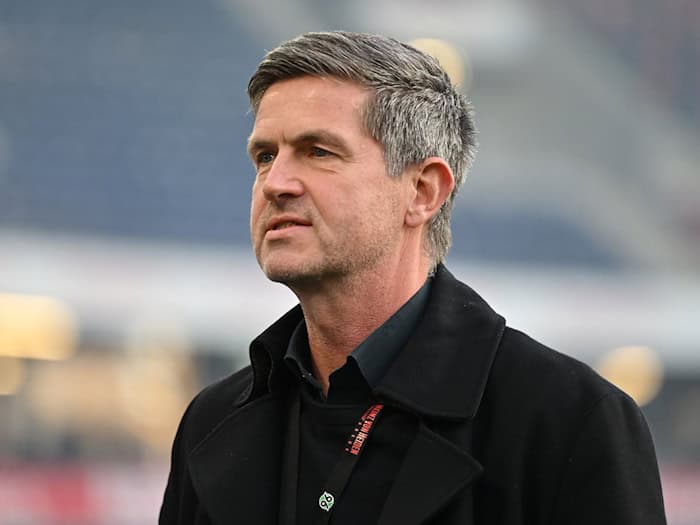 Ist von Schmadtkes Aus bei den 96ern überrascht: Sportdirektor Ralf Becker. (Archivbild) / Foto: Swen Pförtner/dpa