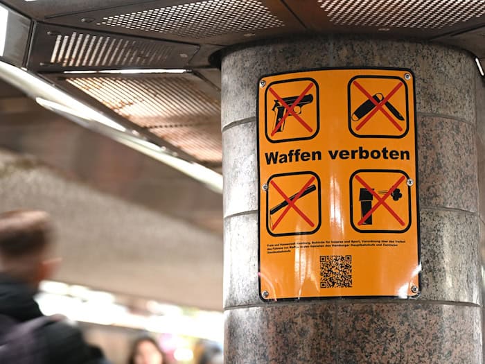Ab 1. April gilt in ganz Niedersachsen ein Waffen- und Messerverbot im Nahverkehr. (Symbolbild)  / Foto: Niklas Graeber/dpa