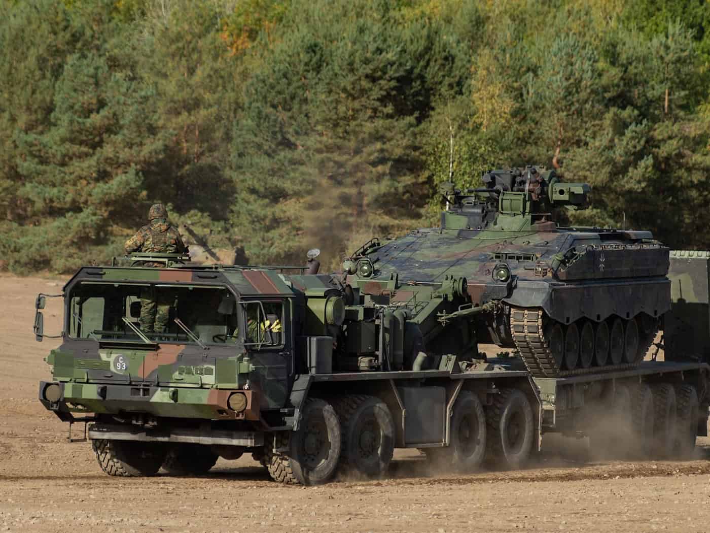 Ein Schwerlasttransporter vom Typ «Elefant» brannte. (Symbolbild)  / Foto: Philipp Schulze/dpa