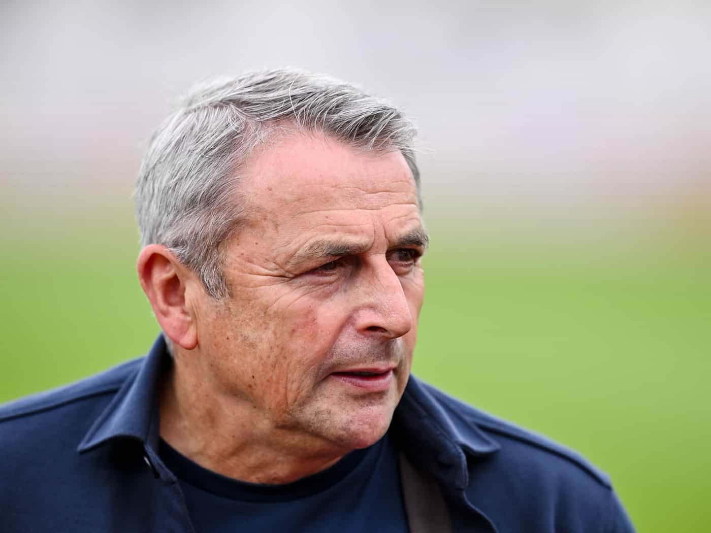 Fiebert vor dem Abstiegsduell des VfL Wolfsburg gegen Werder Bremen mit seinen beiden Ex-Clubs mit: der frühere Manager Klaus Allofs. (Archivbild) / Foto: Harry Langer/dpa