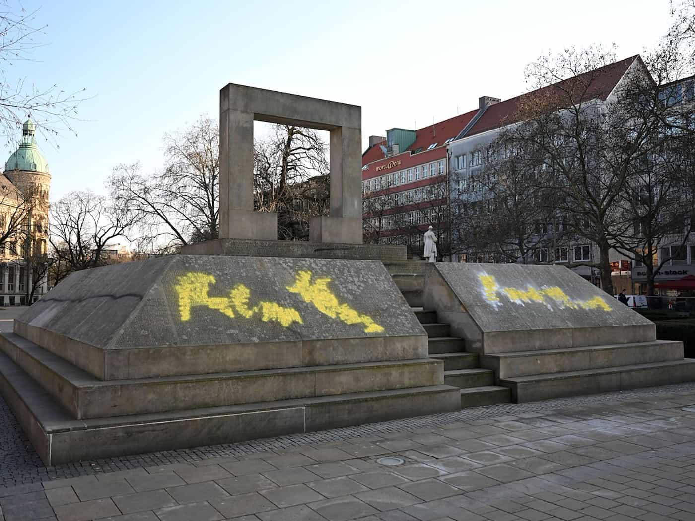 Die antisemitischen Parolen wurden mit gelber Sprühkreide unkenntlich gemacht. / Foto: Shireen Broszies/dpa