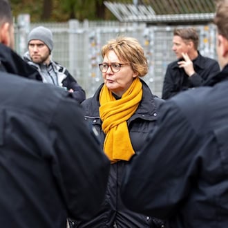 Vor dem Derby zwischen Hannover 96 und Eintracht Braunschweig richtet Innenministerin Daniela Behrens den Blick auf Sicherheit im Stadion. (Archivbild) / Foto: Moritz Frankenberg/dpa