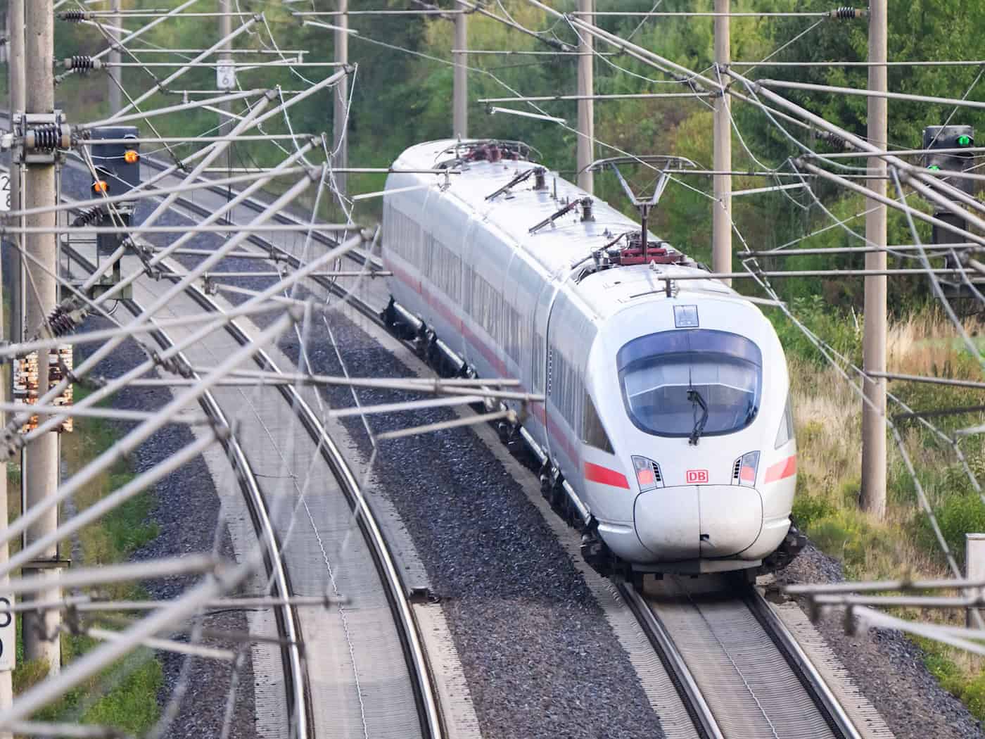 Auf der Strecke Hamburg-Hannover müssen sich Bahnreisende von Mai an auf Sperrungen einstellen. (Archivbild) / Foto: Julian Stratenschulte/dpa