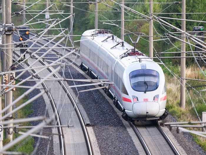 Auf der Strecke Hamburg-Hannover müssen sich Bahnreisende von Mai an auf Sperrungen einstellen. (Archivbild) / Foto: Julian Stratenschulte/dpa