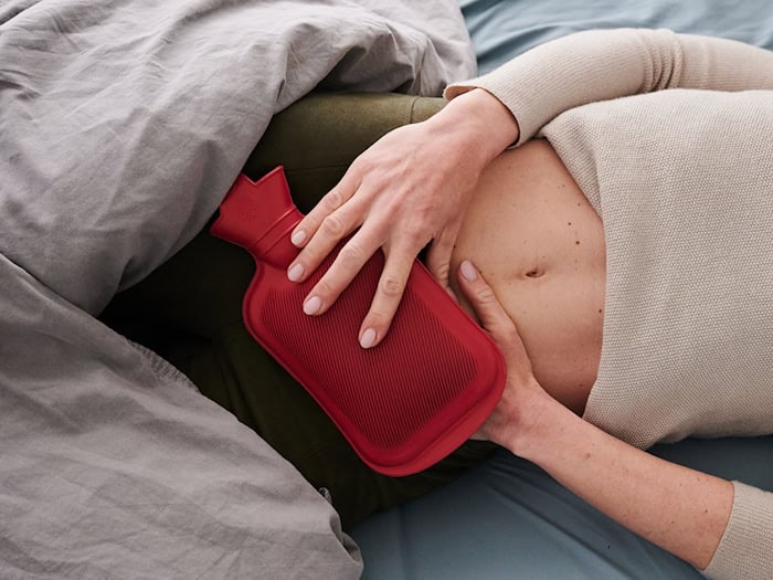 Schmerzen im Unterleib sind das häufigste Symptom von Endometriose. (Symbolbild) / Foto: Annette Riedl/dpa/dpa-tmn