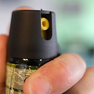 Eine Zugbegleiterin wehrte einen Angriff mit einem Spray ab. (Symbolbild) / Foto: Bernd Weißbrod/dpa