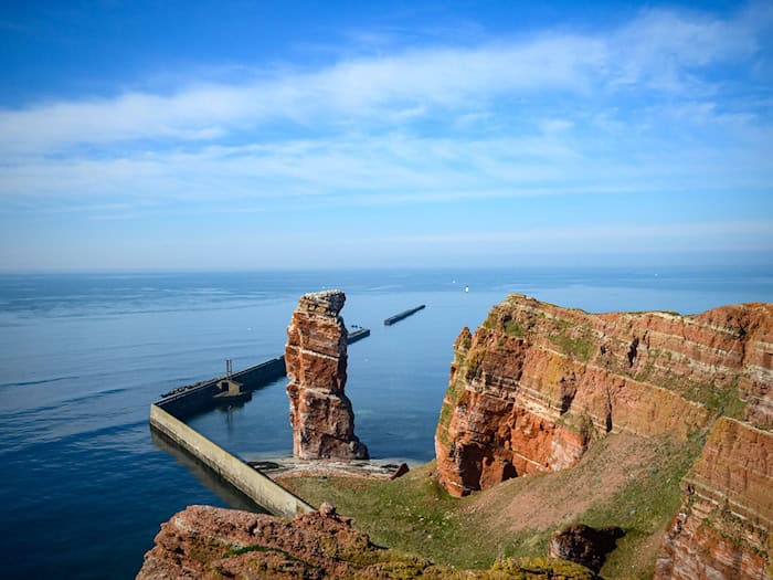 Berühmt ist der frei stehende Felsen «Lange Anna» auf Helgoland.(Archivbild) / Foto: Jonas Walzberg/dpa