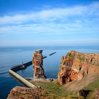 Berühmt ist der frei stehende Felsen «Lange Anna» auf Helgoland.(Archivbild) / Foto: Jonas Walzberg/dpa
