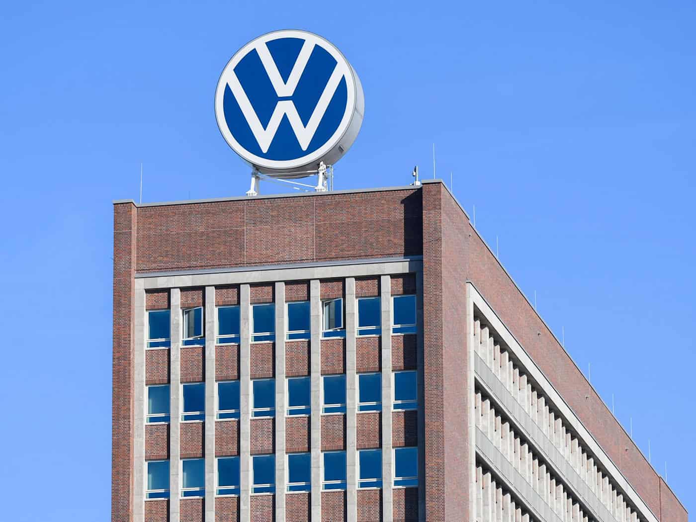 In Wolfsburg kommen am Mittwoch Tausende Mitarbeitende zur Betriebsversammlung zusammen. / Foto: Julian Stratenschulte/dpa