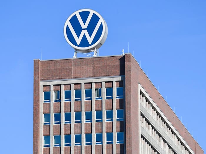 In Wolfsburg kommen am Mittwoch Tausende Mitarbeitende zur Betriebsversammlung zusammen. / Foto: Julian Stratenschulte/dpa