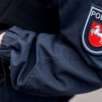 Die Polizei ermittelt sowohl gegen den Vater als auch den Sohn. (Symbolbild) / Foto: Hauke-Christian Dittrich/dpa