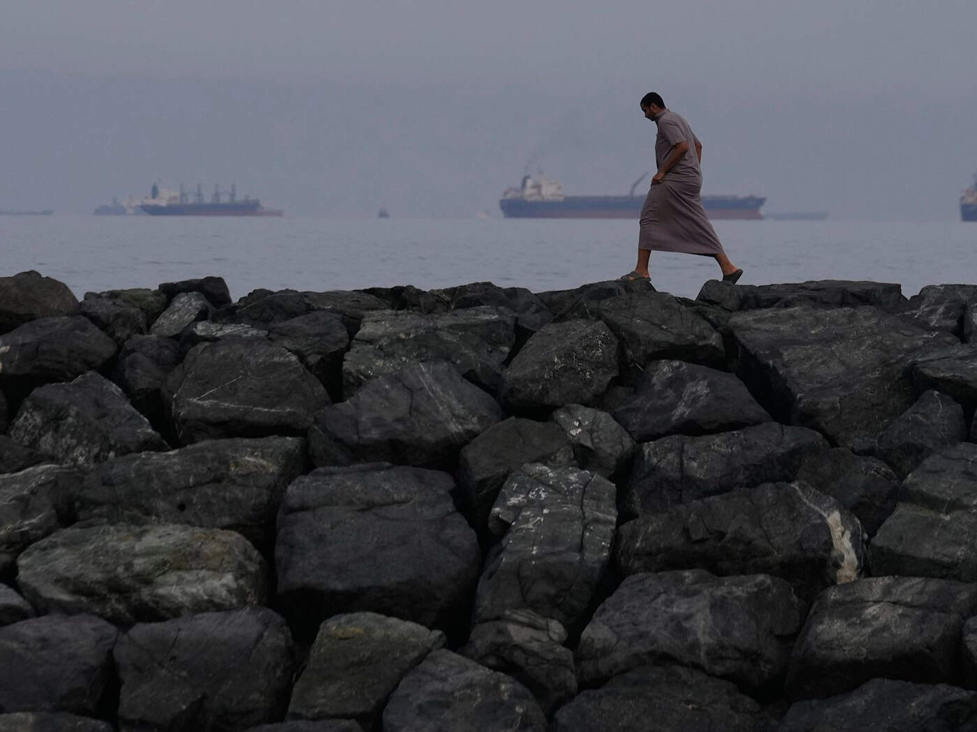 Weil die Straße von Hormus infolge des Iran-Kriegs praktisch gesperrt ist, ist der Schiffsverkehr zum Erliegen gekommen. (Archivbild) / Foto: Altaf Qadri/AP/dpa