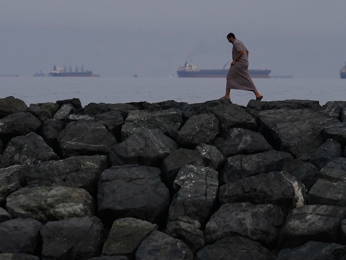 Weil die Straße von Hormus infolge des Iran-Kriegs praktisch gesperrt ist, ist der Schiffsverkehr zum Erliegen gekommen. (Archivbild) / Foto: Altaf Qadri/AP/dpa