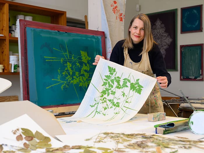 Susan Krieger bedruckt vor allem Tischwäsche und Geschirrhandtücher.  / Foto: Patrick Pleul/dpa