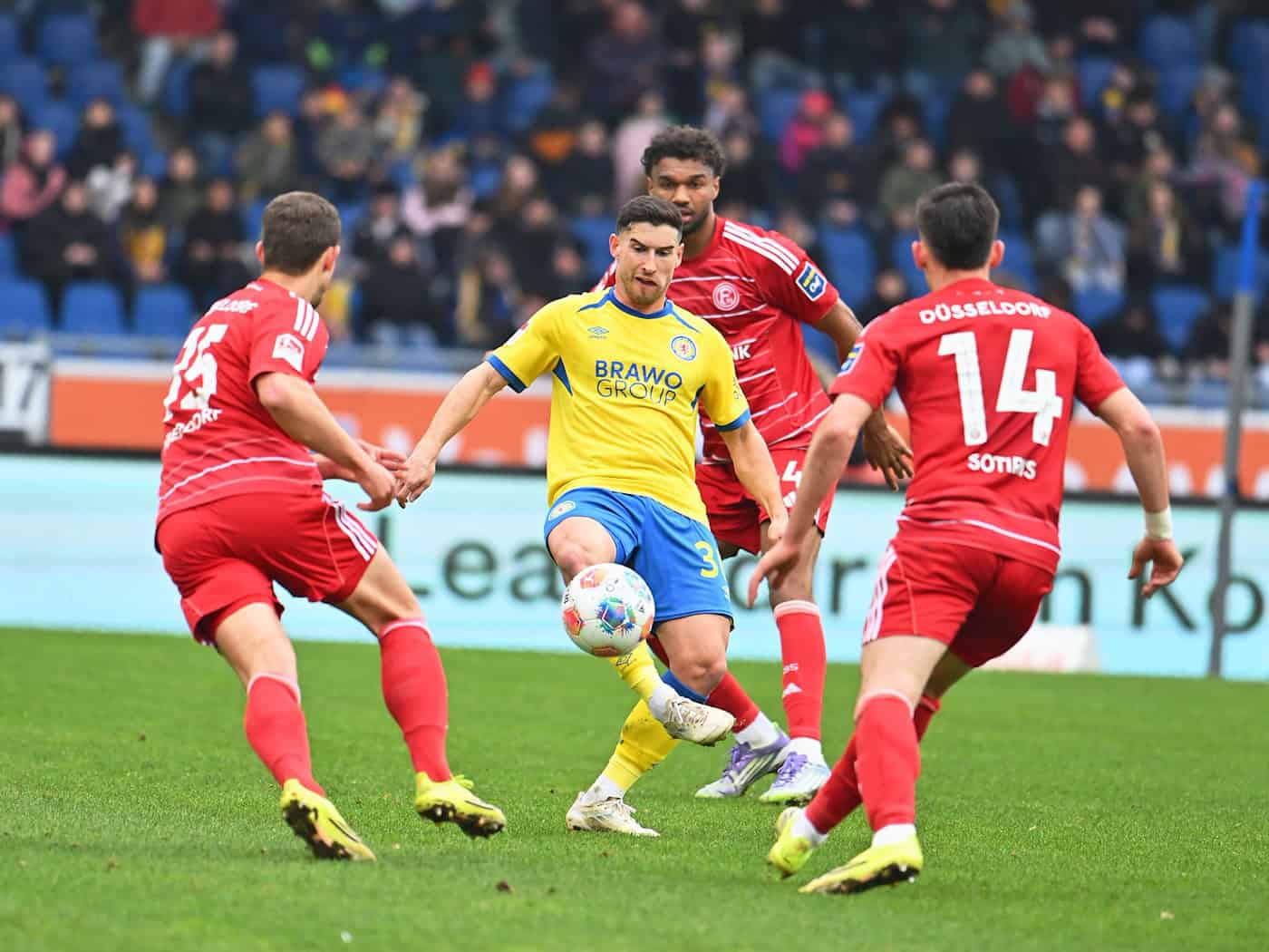 Drei gegen Einen: Braunschweigs Robin Heußer wird von den Düsseldorfern Tim Oberdorf, Elias Egouli und Sotiris Alexandropoulos (v.l.) bedrängt. / Foto: Swen Pförtner/dpa