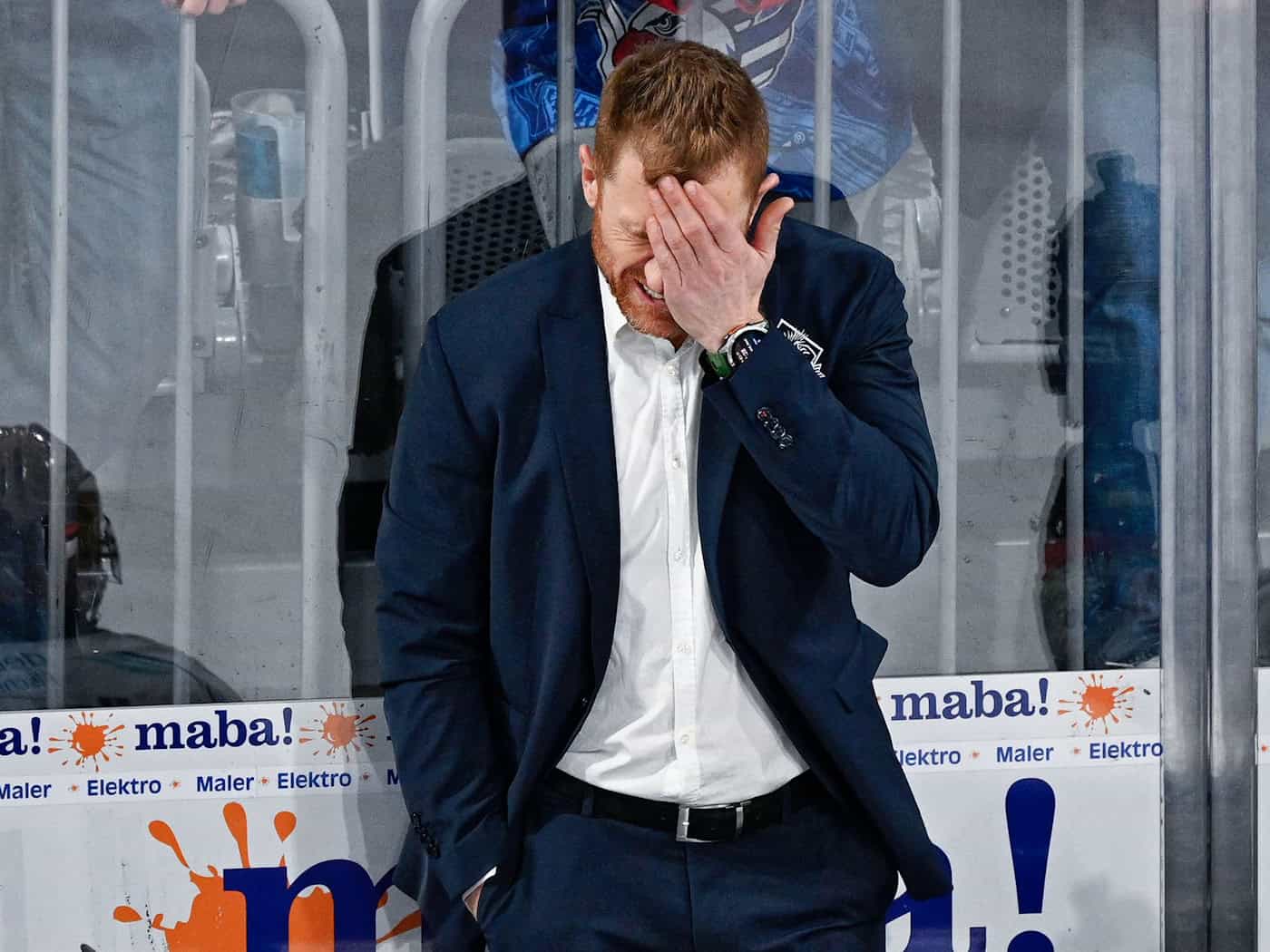 Trainer Alexander Sulzer und seine Fischtown Pinguins liegen gegen Mannheim 0:2 zurück. / Foto: Uwe Anspach/dpa