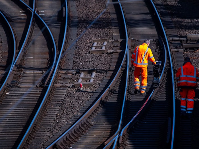 Wegen Bauarbeiten im Bereich des Bahnhofs in Herford wurde der Fernverkehr eine Woche lang umgeleitet. (Symbolbild) / Foto: Jens Büttner/dpa