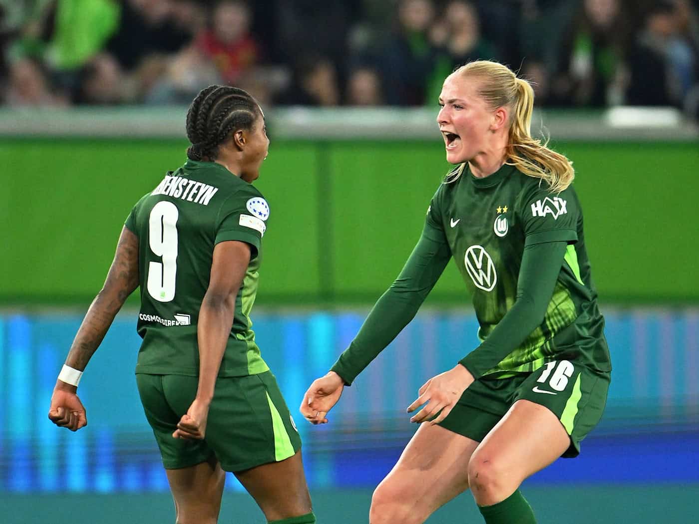 Camilla Küver (r.) bleibt dem VfL Wolfsburg erhalten. (Archivbild) / Foto: Swen Pförtner/dpa