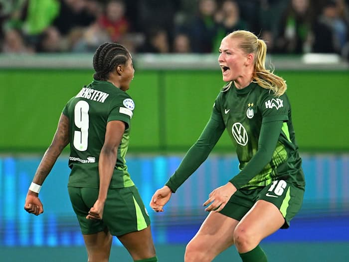 Camilla Küver (r.) bleibt dem VfL Wolfsburg erhalten. (Archivbild) / Foto: Swen Pförtner/dpa