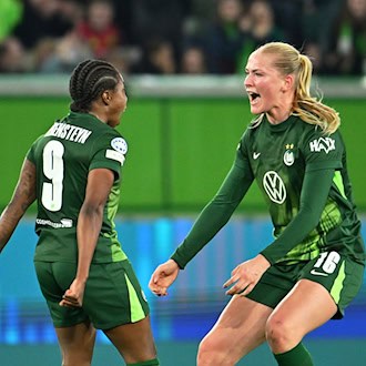 Camilla Küver (r.) bleibt dem VfL Wolfsburg erhalten. (Archivbild) / Foto: Swen Pförtner/dpa