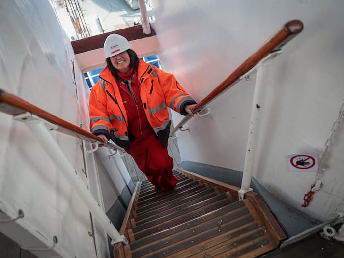 Gaby Liedtke wird diese Treppe in den nächsten Tagen wieder auf Hochglanz bringen. / Foto: Focke Strangmann/dpa