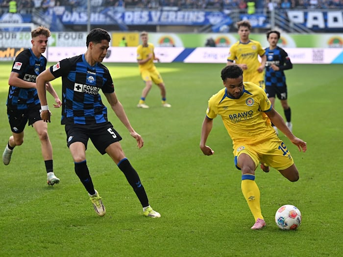 Umkämpftes Duell: Paderborns Santiago Castaneda und Braunschweigs Leon Bell Bell. / Foto: Swen Pförtner/dpa