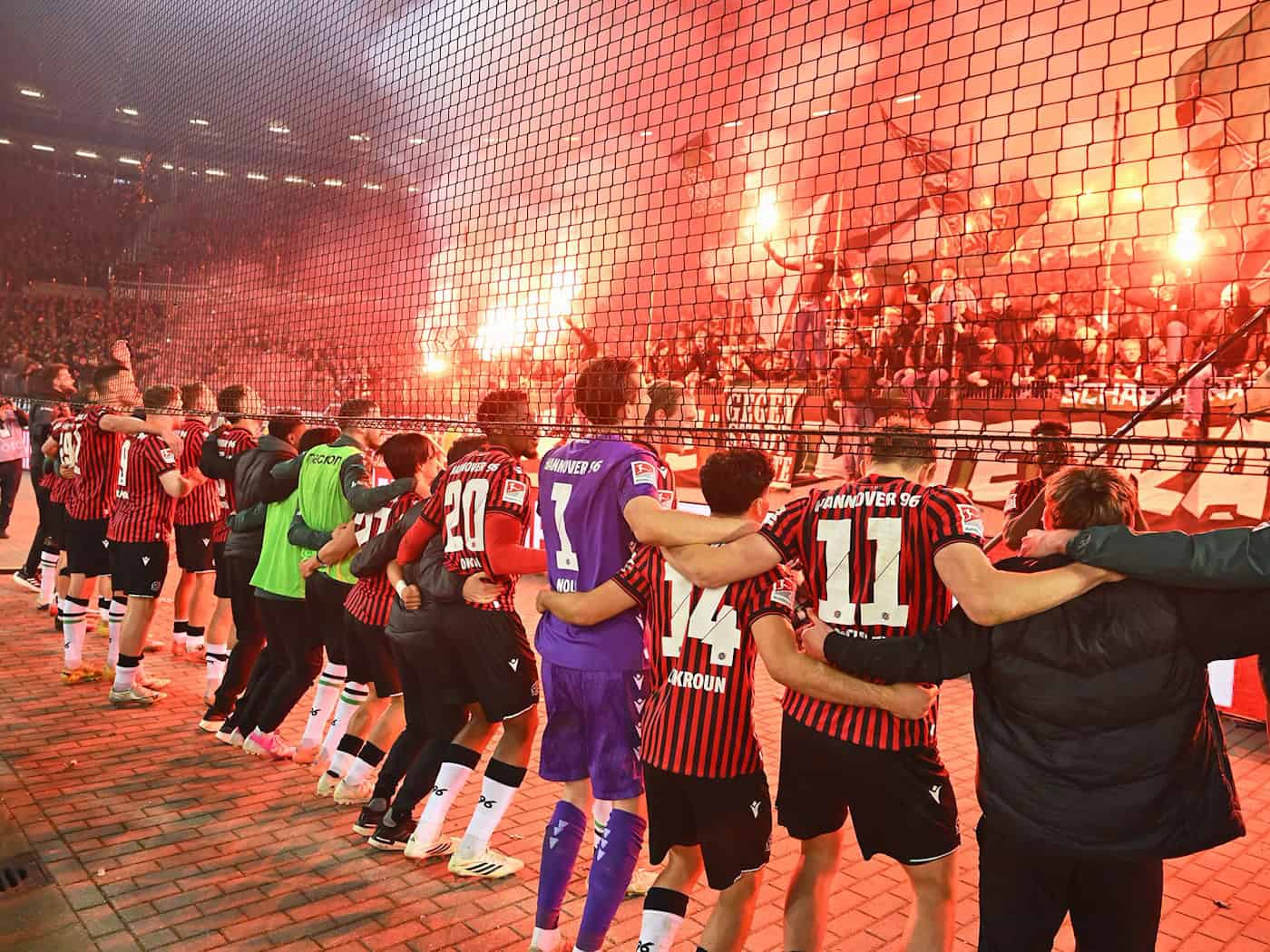 Hannovers Spieler feiern nach dem Derbysieg gegen Braunschweig mit ihren Fans. / Foto: Swen Pförtner/dpa