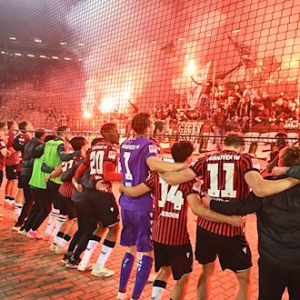 Hannovers Spieler feiern nach dem Derbysieg gegen Braunschweig mit ihren Fans. / Foto: Swen Pförtner/dpa
