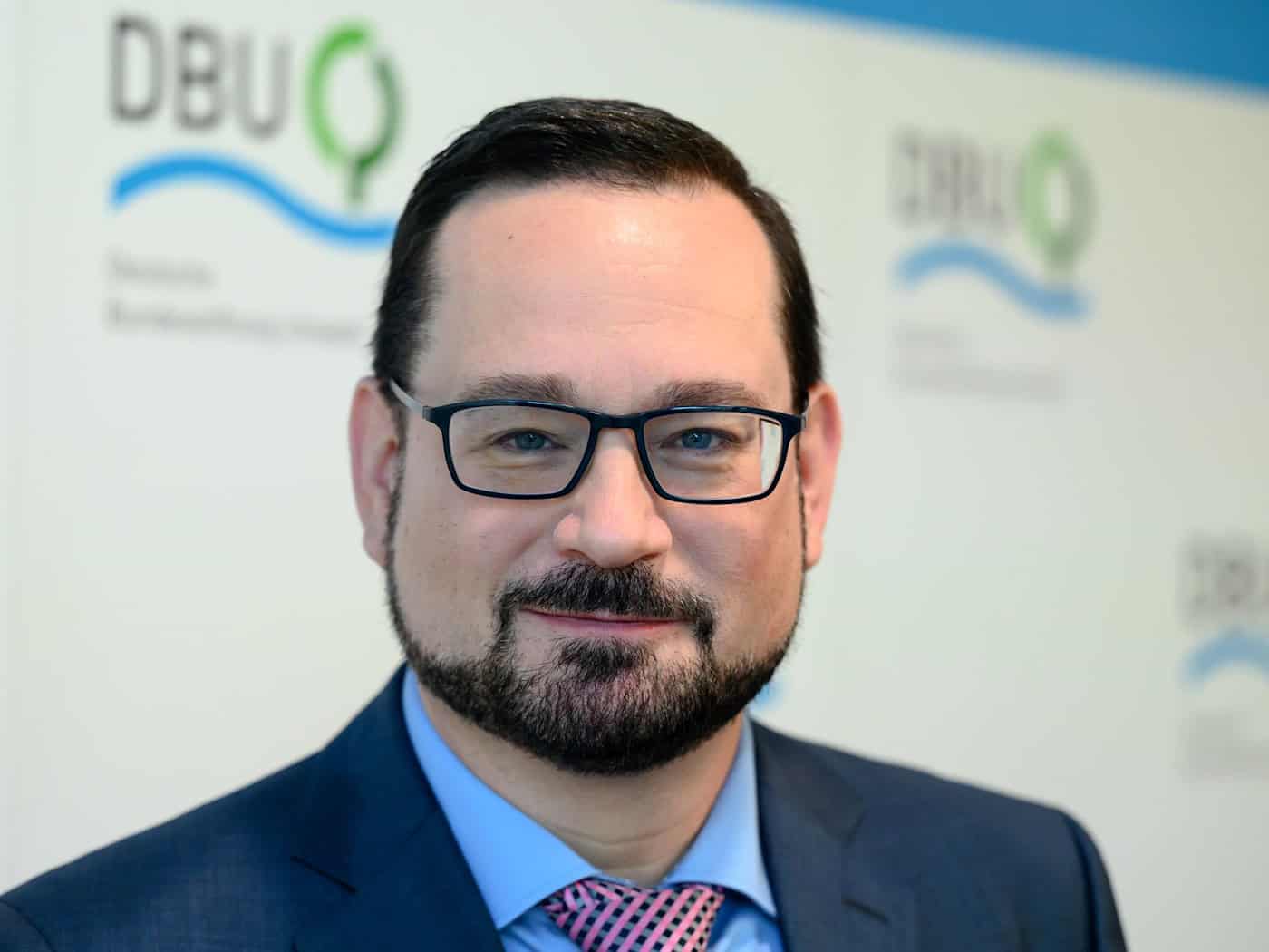 Alexander Bonde, Generalsekretär der Deutschen Bundesstiftung Umwelt (DBU), weist auf die wirtschaftlichen Chancen grüner Umwelttechnologie hin. (Archivbild) / Foto: Hendrik Schmidt/dpa