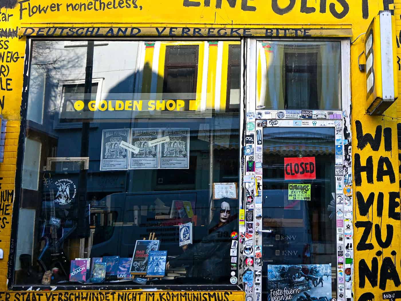 Die Bremer Buchhandlung wehrt sich gegen Kritik an ihrer Fassade. (Archivbild) / Foto: Sina Schuldt/dpa