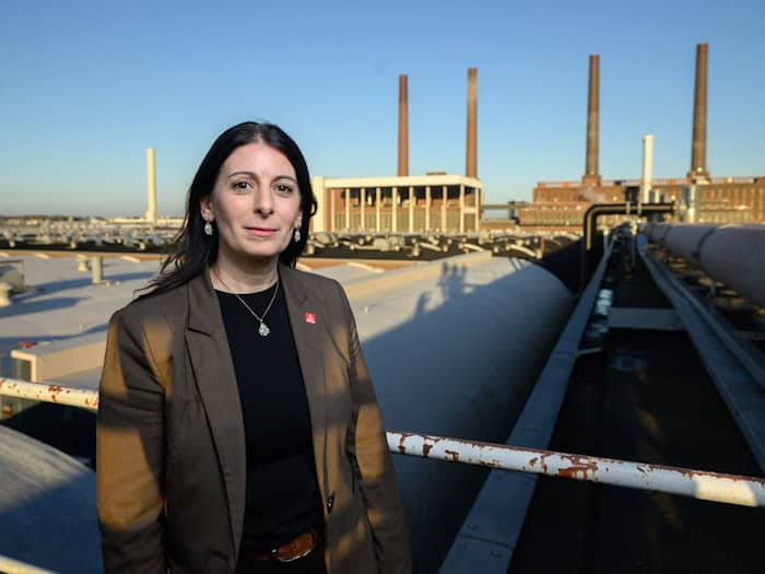 In Wolfsburg aufgewachsen, heute eine der einflussreichsten Arbeitnehmervertreterinnen der deutschen Industrie: Daniela Cavallo. / Foto: Julian Stratenschulte/dpa