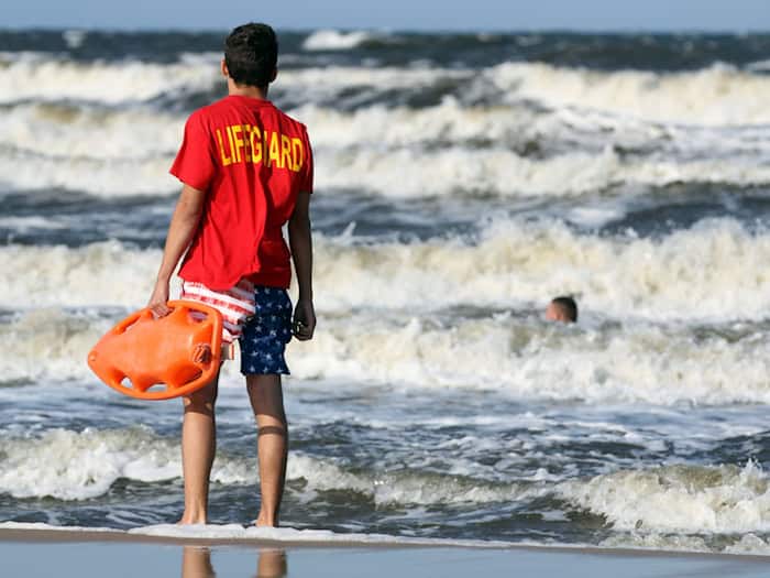 Mindestens 393 Menschen sind im vergangenen Jahr bei Badeunfällen gestorben - 18 weniger als 2024. (Symbolbild) / Foto: Tilo Wallrodt/dpa-Zentralbild/dpa