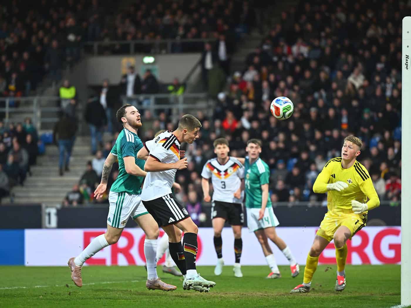 Nicolò Tresoldi (m) trifft zum 2:0. / Foto: Swen Pförtner/dpa