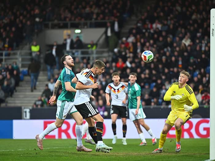 Nicolò Tresoldi (m) trifft zum 2:0. / Foto: Swen Pförtner/dpa