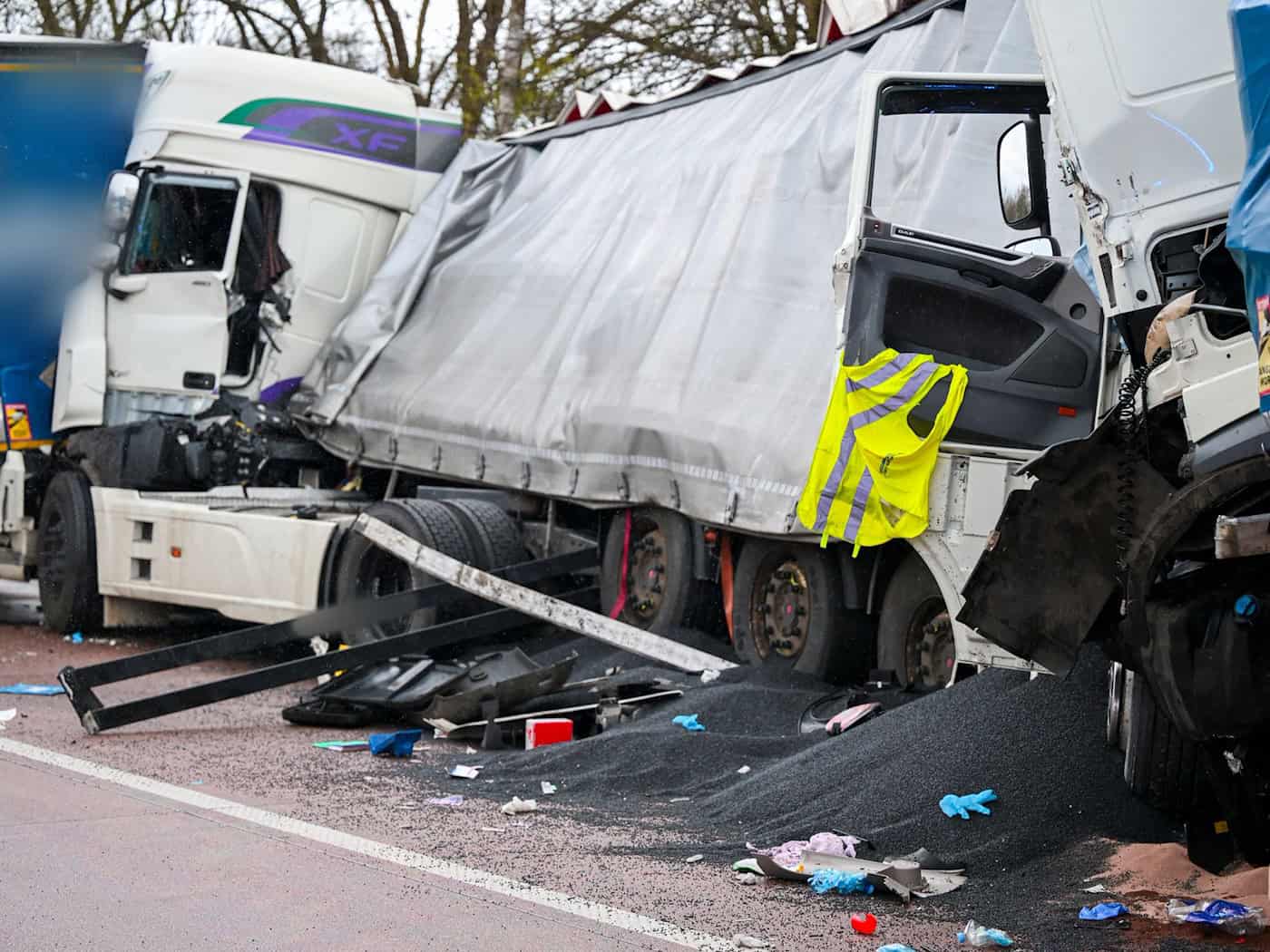 Laut Polizei sind Fahrer schwer verletzt. / Foto: Sina Schuldt/dpa