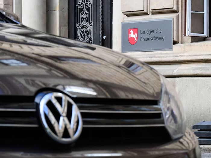 Erneut müssen sich fünf Angeklagte vor dem Landgericht Braunschweig verantworten. / Foto: Julian Stratenschulte/dpa Pool/dpa