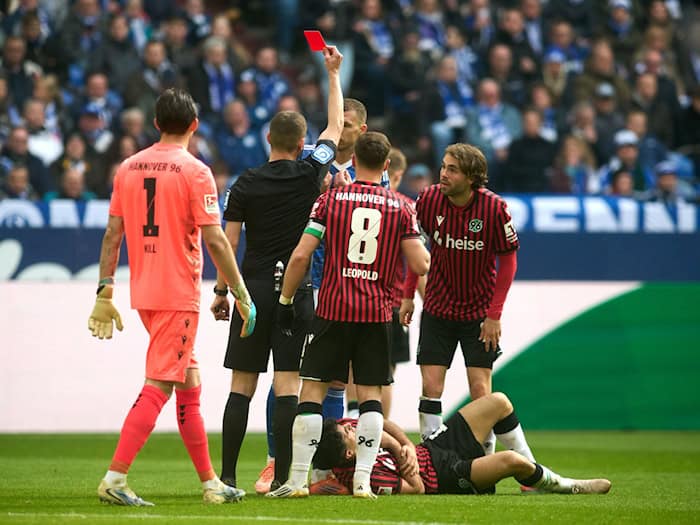 52. Minute: Schiedsrichter Robin Braun zeigt Edin Dzeko die Rote Karte, weil dieser seinen Gegenspieler Husseyn Chakroun mit dem hohen Fuß am Bauch getroffen hat. / Foto: Bernd Thissen/dpa