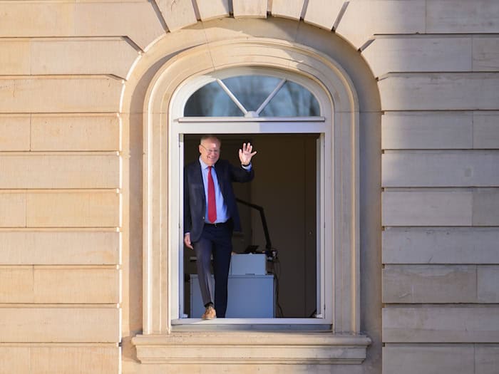 Stephan Weil steht am Fenster seines Abgeordnetenbüros im niedersächsischen Landtag. (Archivbild) / Foto: Julian Stratenschulte/dpa