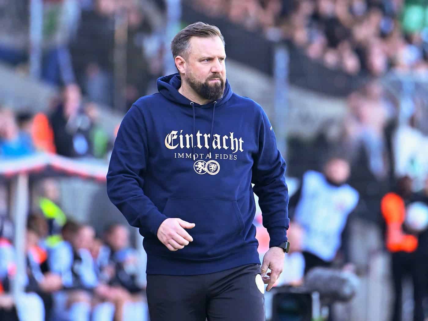 Muss in Braunschweig gehen: Trainer Heiner Backhaus. (Archivbild) / Foto: Swen Pförtner/dpa