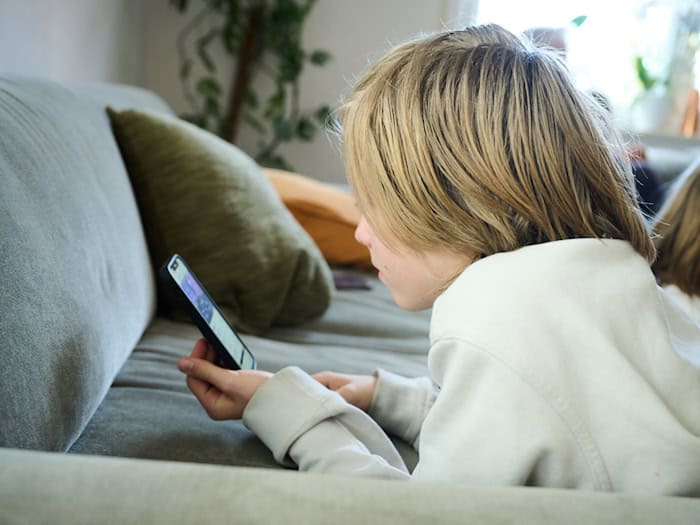 Eine neue Umfrage zeigt: Die meisten Eltern fühlen sich gut darüber informiert, was ihr Nachwuchs online so treibt. (Symbolbild) / Foto: Annette Riedl/dpa