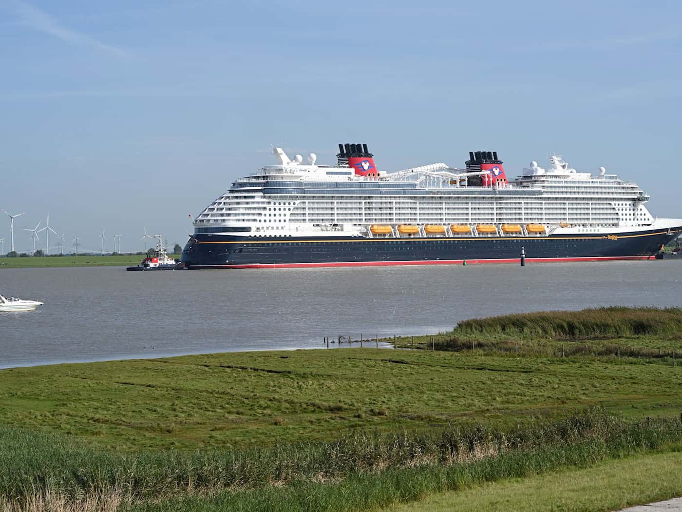 Überführung eines Kreuzfahrtschiffs von der Meyer Werft über die Ems. Künftig soll der Innenausbau in Emden erfolgen. (Archivbild) / Foto: Lars Penning/dpa