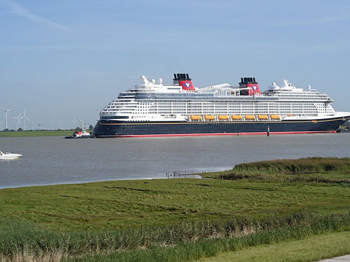 Überführung eines Kreuzfahrtschiffs von der Meyer Werft über die Ems. Künftig soll der Innenausbau in Emden erfolgen. (Archivbild) / Foto: Lars Penning/dpa