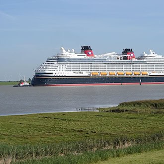 Überführung eines Kreuzfahrtschiffs von der Meyer Werft über die Ems. Künftig soll der Innenausbau in Emden erfolgen. (Archivbild) / Foto: Lars Penning/dpa