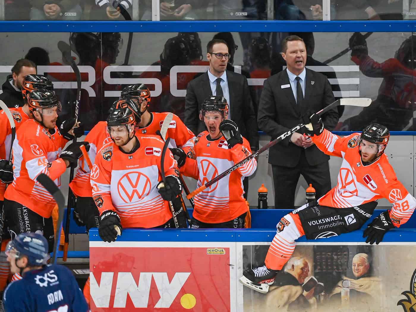 Der neue und der alte Trainer der Grizzlys Wolfsburg: Tyler Haskins (l) und Mike Stewart in gemeinsamen Zeiten hinter der Bande. / Foto: Armin Weigel/dpa