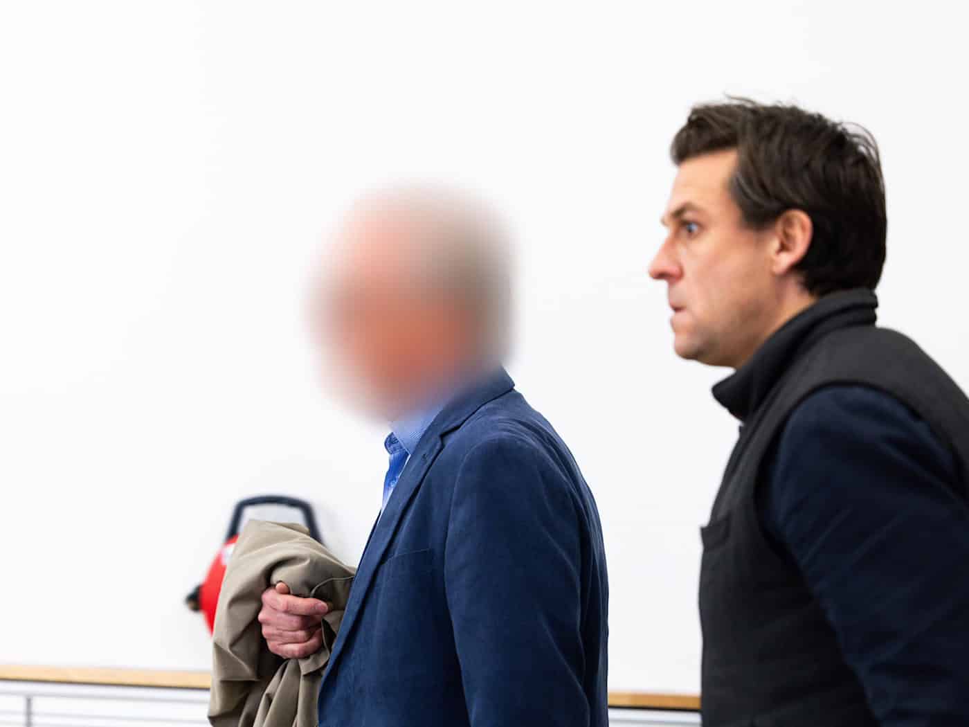 Der angeklagte Ex-Parlamentarier (l) bestreitet vor Gericht den Vorwurf des Kindesmissbrauchs.  / Foto: Michael Matthey/dpa