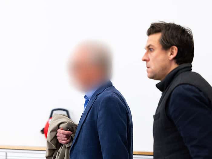 Der angeklagte Ex-Parlamentarier (l) bestreitet vor Gericht den Vorwurf des Kindesmissbrauchs.  / Foto: Michael Matthey/dpa