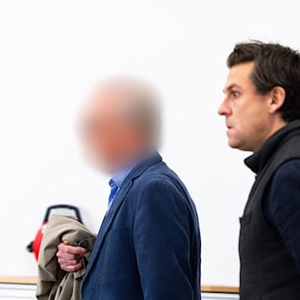 Der angeklagte Ex-Parlamentarier (l) bestreitet vor Gericht den Vorwurf des Kindesmissbrauchs.  / Foto: Michael Matthey/dpa