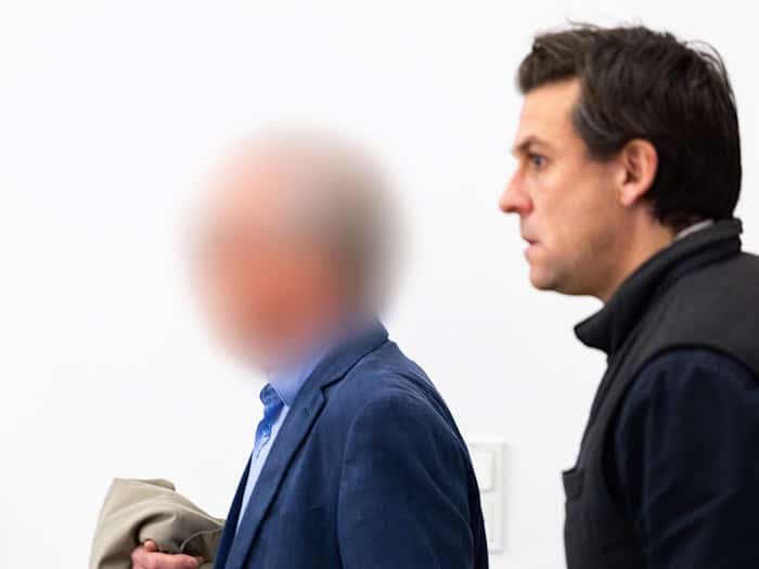 Im Prozess um Kindesmissbrauch fordert die Staatsanwaltschaft Haft für den ehemaligen Bundestagsabgeordneten Hartmut Ebbing. (Archivbild)   / Foto: Michael Matthey/dpa