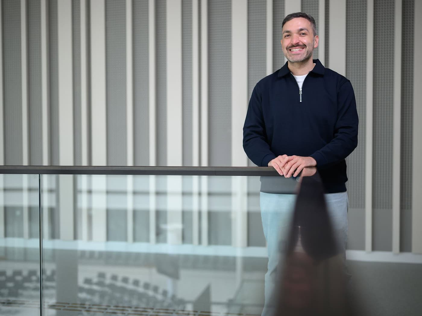 Lächelt, obwohl die FDP derzeit unter der Fünf-Prozent-Hürde liegt: Konstantin Kuhle. / Foto: Julian Stratenschulte/dpa